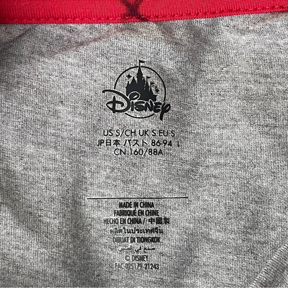 DISNEY PARKS NWT WOMEN’S ON HOLIDAY CHRISTMAS T-SHIRT GRAY GREEN RED WHITE SMALL - Picture 8 of 9
